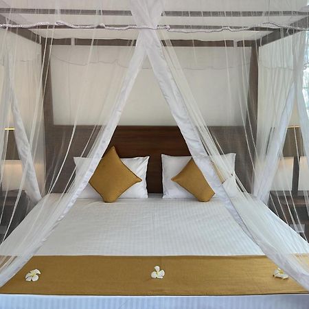 Beach Club Apartments Induruwa Buitenkant foto