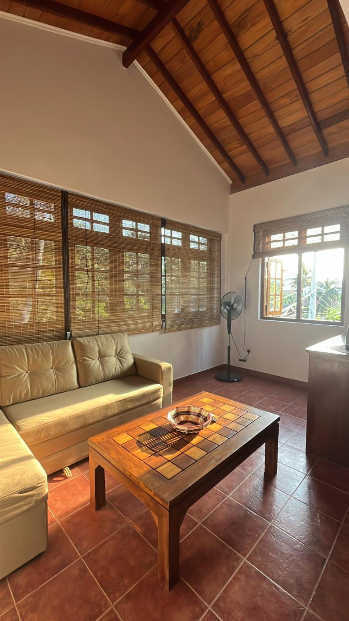 Beach Club Apartments Induruwa Buitenkant foto