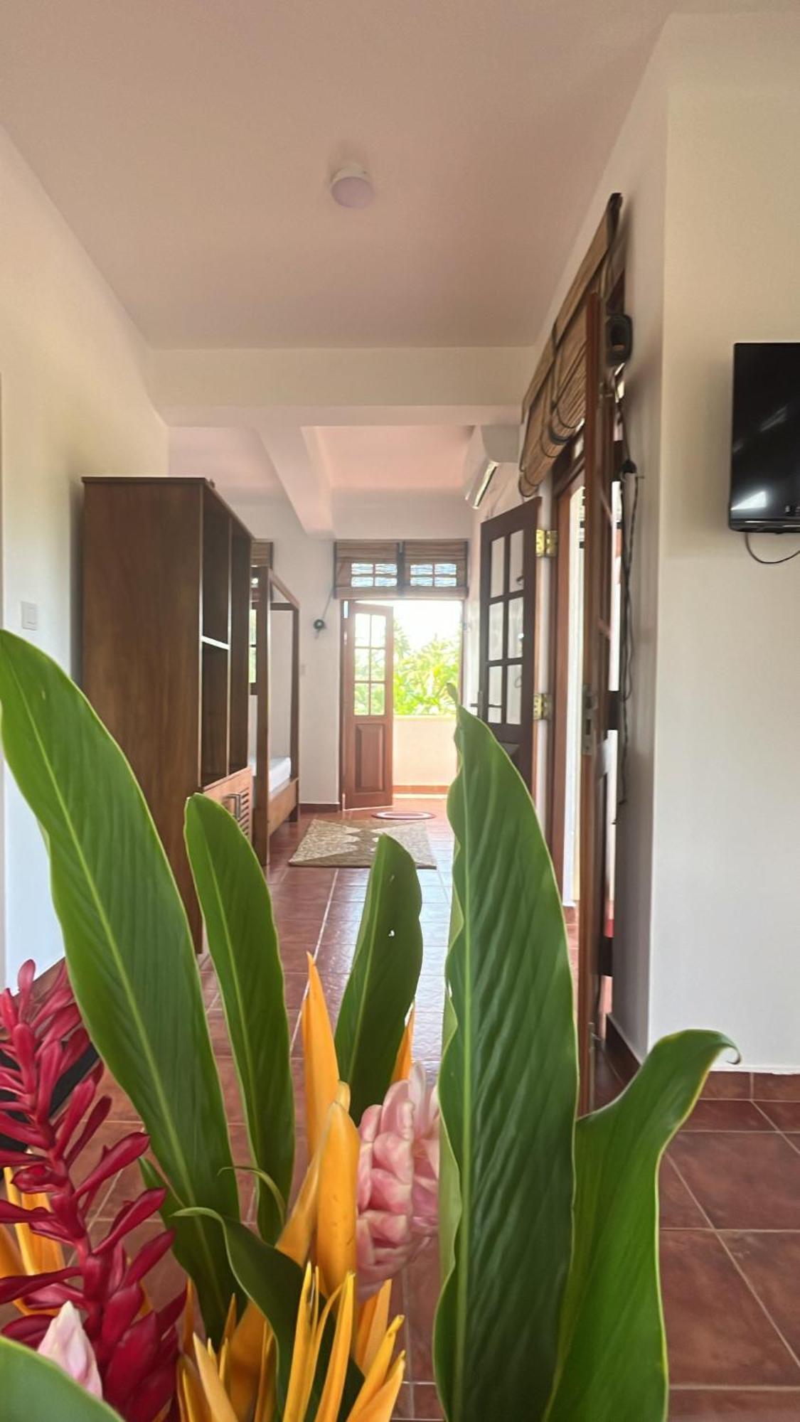 Beach Club Apartments Induruwa Buitenkant foto