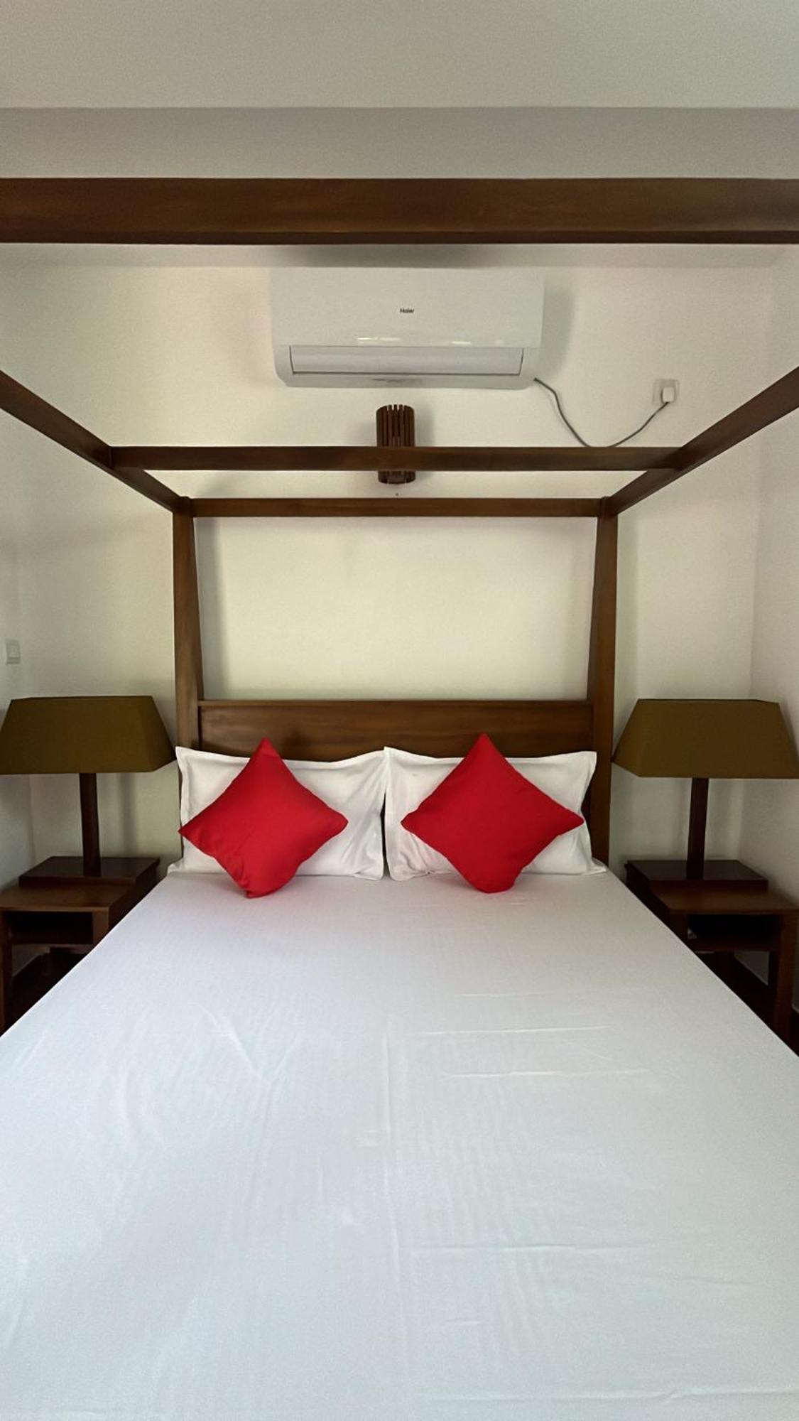 Beach Club Apartments Induruwa Buitenkant foto