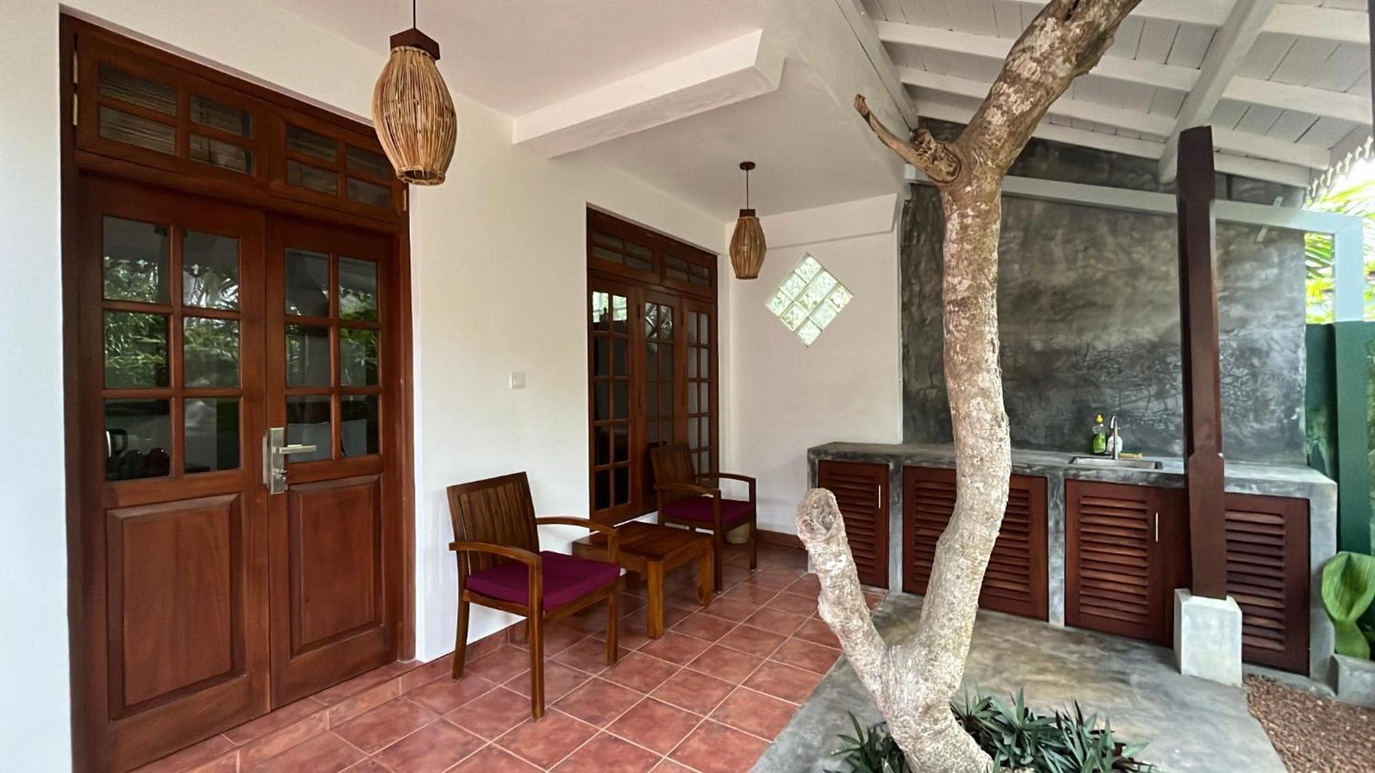 Beach Club Apartments Induruwa Buitenkant foto