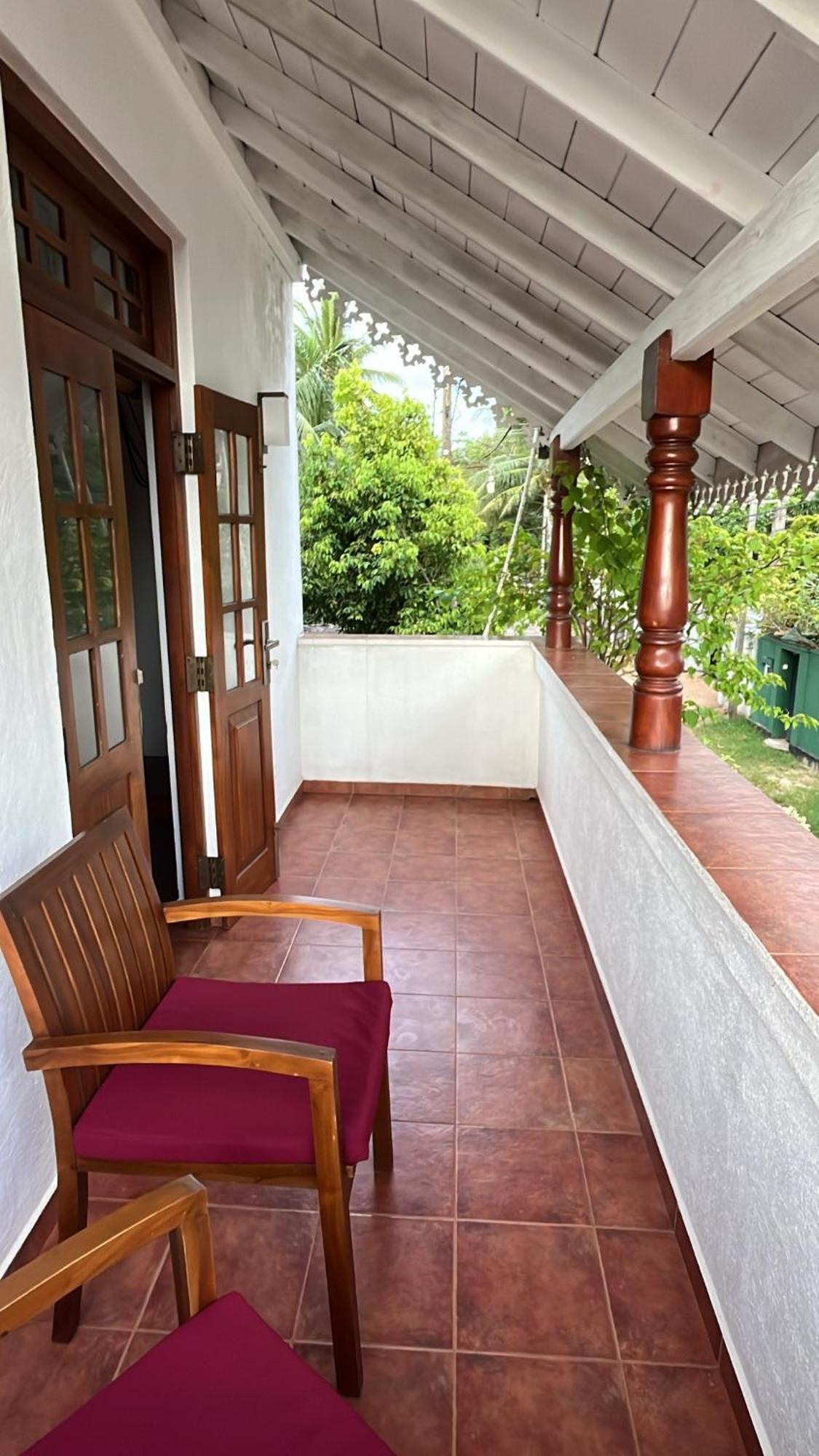 Beach Club Apartments Induruwa Buitenkant foto
